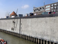 Zwei Mitarbeiter mit Sicherheitshaken an der Mauer